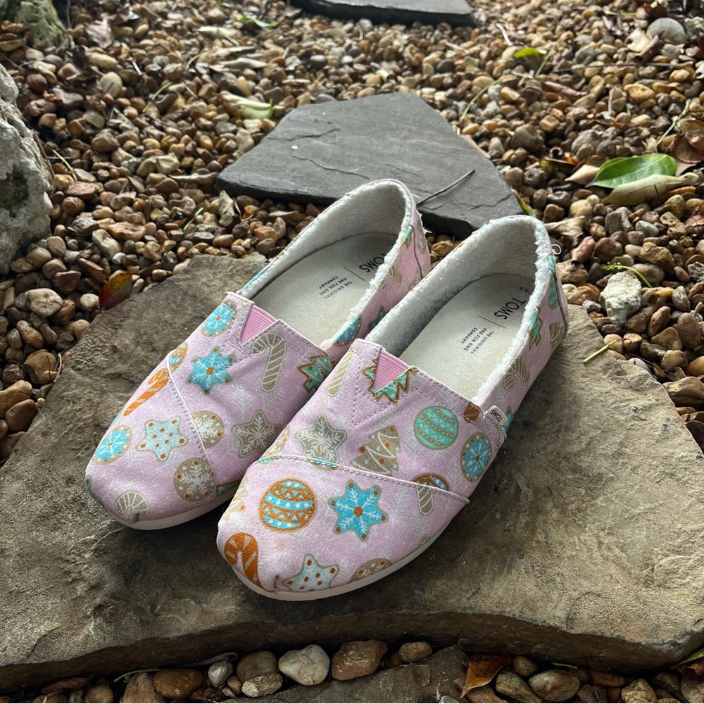 Tom’s Pink Christmas Cookie Shoes. Women’s 8.5